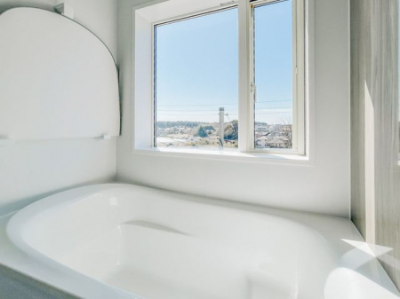 浴室　南側に面したお風呂。明るくて気持ちのよい空間です。撮影日：2024.1.22