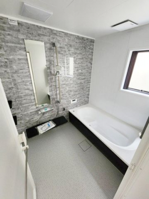 浴室　清潔感のある浴室は、ゆったりと足を伸ばして入浴できます。