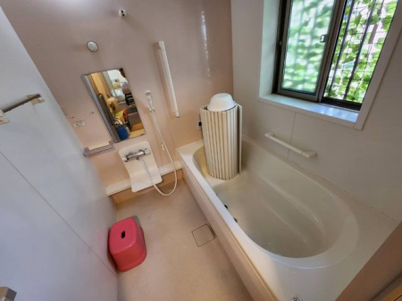 浴室　窓が付いた浴室は、換気もバッチリできます。